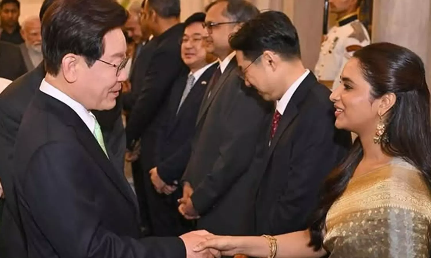 కొరియాతో- కొరియన్ అధ్యక్షుడితో ఈ న‌టి డీల్ ఏమిటో కానీ!