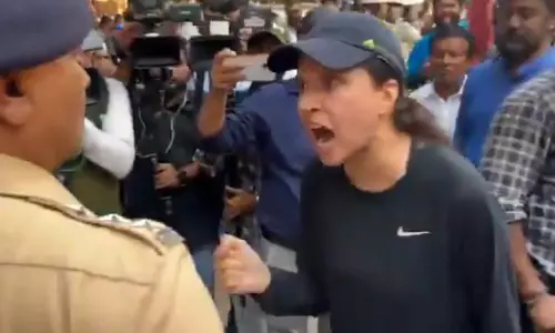 రోడ్డెక్కి నిరసన తెలిపిన మంత్రిని ఉతికిఆరేసింది.. ఈ మహిళ ధైర్యానికి హ్యాట్సాఫ్!