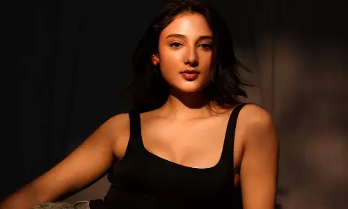 గ్లామర్ తో ఉక్కిరిబిక్కిరి చేస్తున్న మిరాయ్ బ్యూటీ..