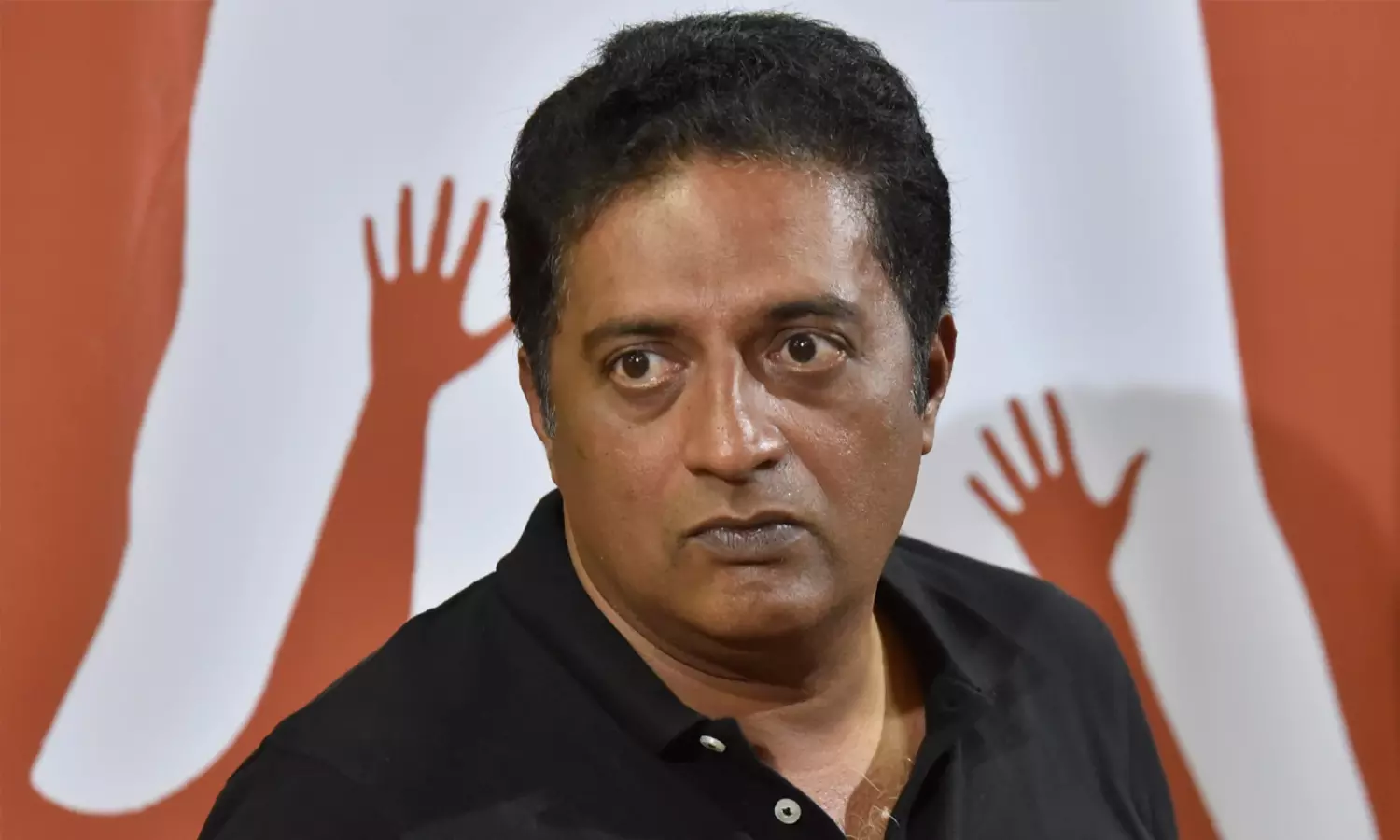 ప్ర‌కాష్‌రాజ్‌ను చంపండి.. నేను జైలుకు వెళ్తా!: బీజేపీ నేత నోటి దూల‌