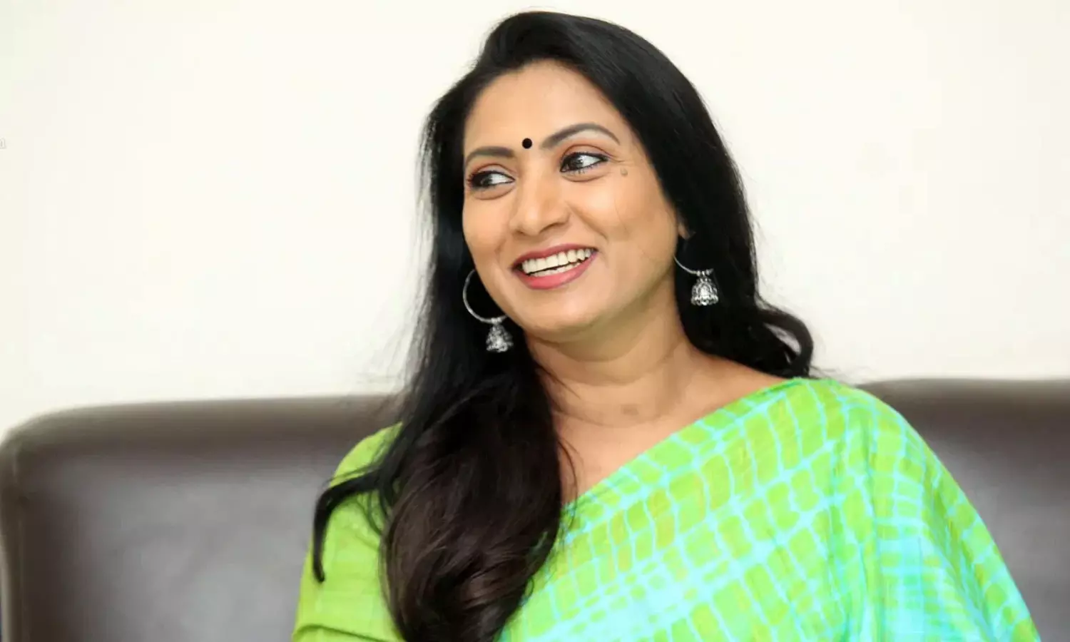 52 ఏళ్ల వ‌య‌సులోనూ ఇలా మెరిసిపోవడానికి కారణం, ఆమని చెప్పిన లైఫ్ సీక్రెట్!