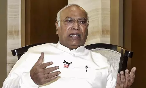 4 గంటల్లో ఖ‌ర్గేకు నోటీసులు.. మ‌రి మోడీ మాటేంటి?