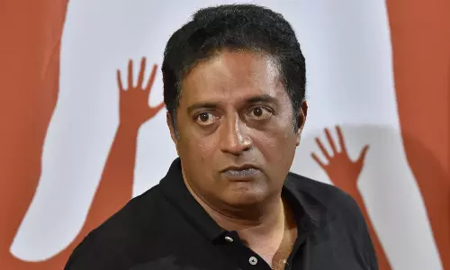 ప్ర‌కాష్‌రాజ్‌ను చంపండి.. నేను జైలుకు వెళ్తా!: బీజేపీ నేత నోటి దూల‌