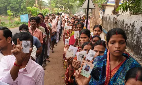 తమిళనాడులో పరాకాష్టకు చేరిన ప్రలోభాల రాజకీయం.. డైరెక్టుగా బంగారం పంపిణీ..!