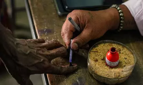 బెంగాల్ సమరం : పోలింగ్ బూత్ లు షేక్ అయ్యాయి !