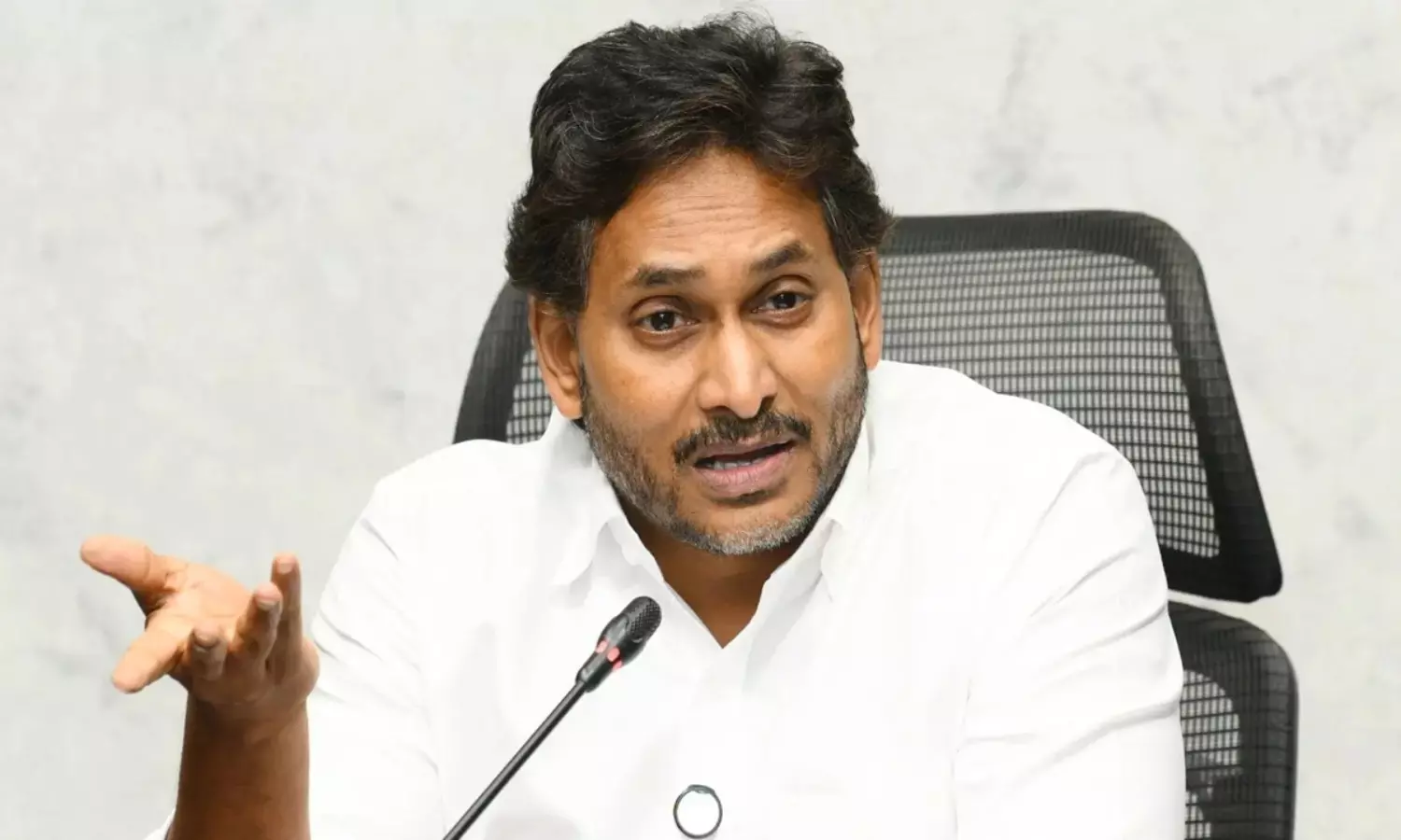 జగన్ ని  కాచుకోలేకపోతున్నారా ?