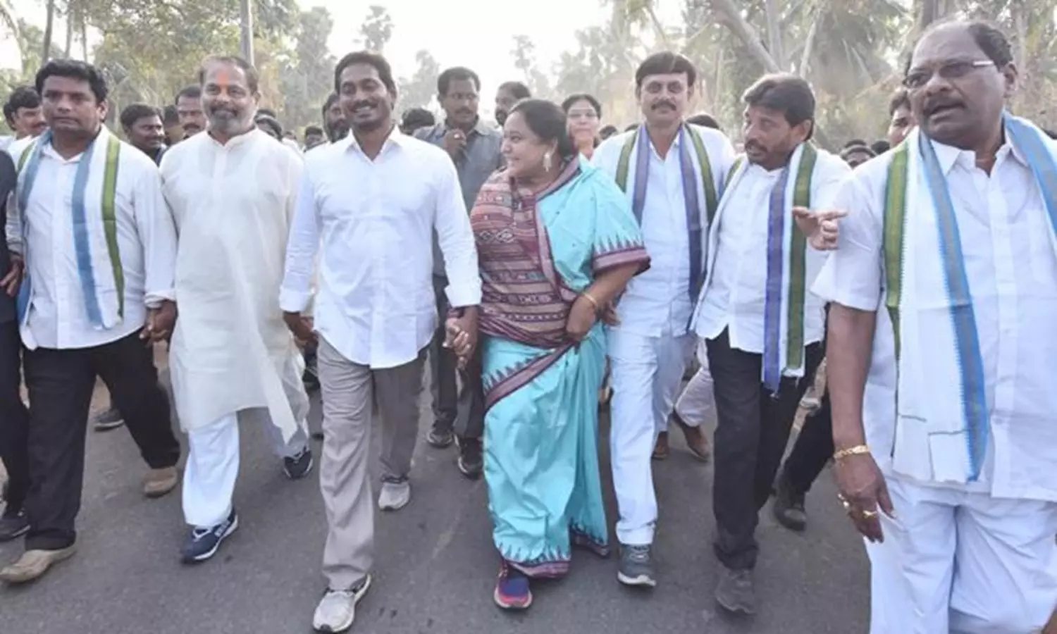 పాదయాత్ర కాదు...జగన్ అర్జంటుగా చేయాల్సింది ?