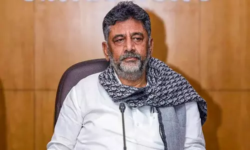 సడెన్ గా ఢిల్లీలో డీకే....సిద్దరామయ్య కుర్చీ కదులుతోందా ?
