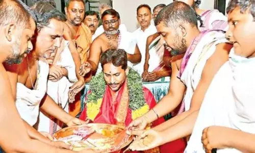 జగన్ కు వేదాశ్వీరచనం.. అర్చకులకు షోకాజ్, ప్రతికారేచ్ఛేనా?