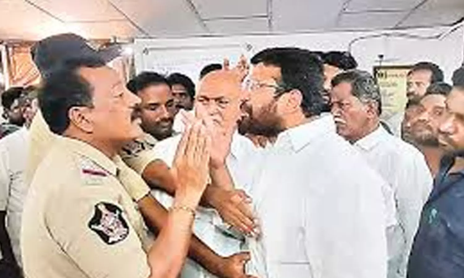 ఏపీలో మళ్లీ అదే సీన్.. ఈసారి జక్కంపూడి రాజా వంతు!