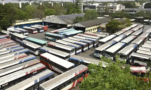 రైట్ రైట్: అర్థరాత్రి వేళ చర్చలు సక్సెస్.. టీఆర్టీసీ సమ్మెకు చెల్లుచీటి