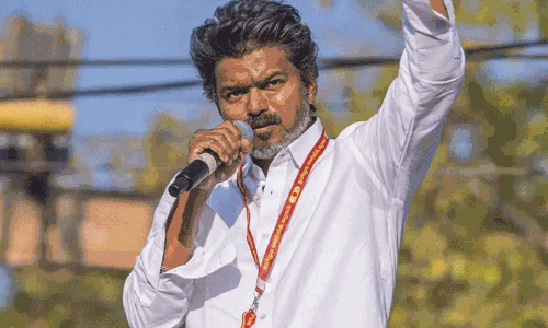 ఆ రెండు పార్టీల తలరాతను రాయనున్న విజయ్.. కారణం ఇదేనా..?