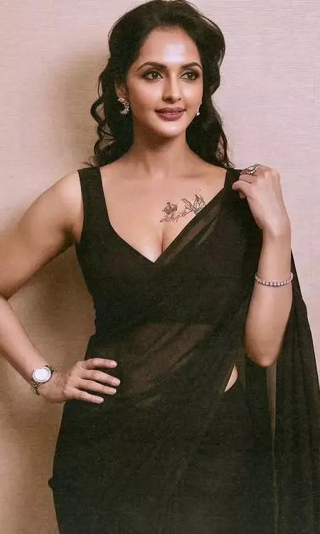 Homely Heroine Kills It In Black Saree!