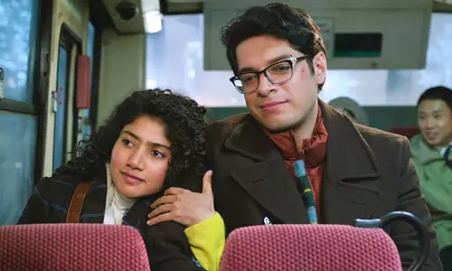 బాలీవుడ్ డెబ్యూ టెన్ష‌న్ లో సాయి ప‌ల్ల‌వి.. అదొక్క‌టే కాపాడాలి