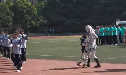 ప్రాక్టీస్‌లో విద్యార్థినిని హగ్ చేసుకున్న యంత్రం.. షాక్ కు గురైన ప్రపంచం.. ప్రోగ్రామింగ్ వైఫల్యమా?