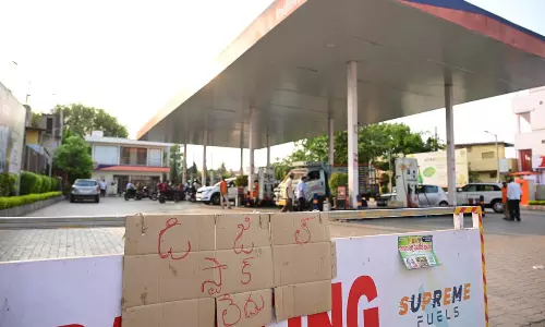 బంకుల్లో నో స్టాక్.. గుట్టు విప్పిన డీలర్లు