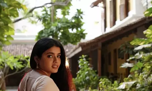 Sumaya Reddy Looks Radiant in Traditional Saree, Wins Hearts