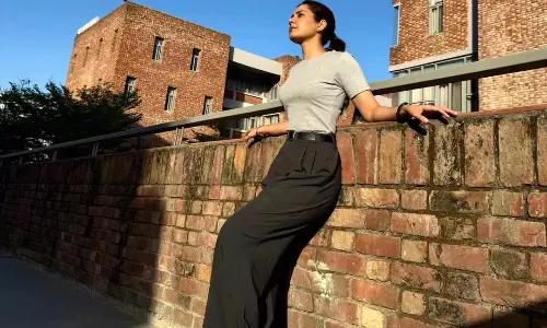 రాశీ ఖన్నా షాకింగ్ లుక్.. షూలో గన్‌.. ఫోటో వైరల్!