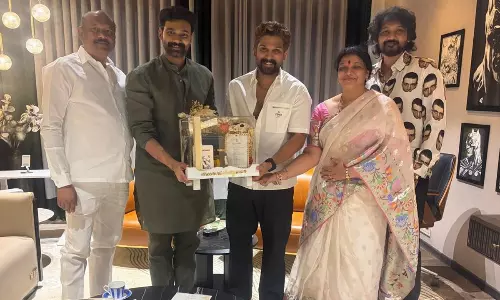 అల్లు అర్జున్‌కు వెడ్డింగ్ ఇన్విటేషన్ ఇచ్చిన బెల్లంకొండ శ్రీనివాస్