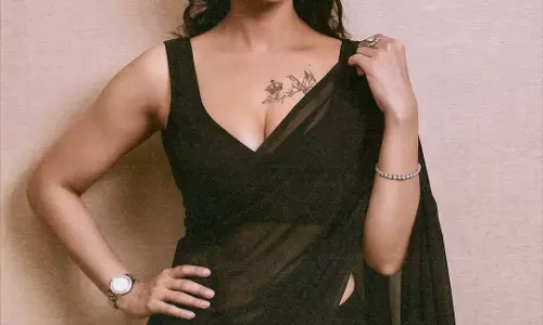 Homely Heroine Kills It In Black Saree!