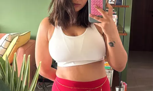 Zayn Marie Khan Stuns Fans with Casual Mirror Selfie