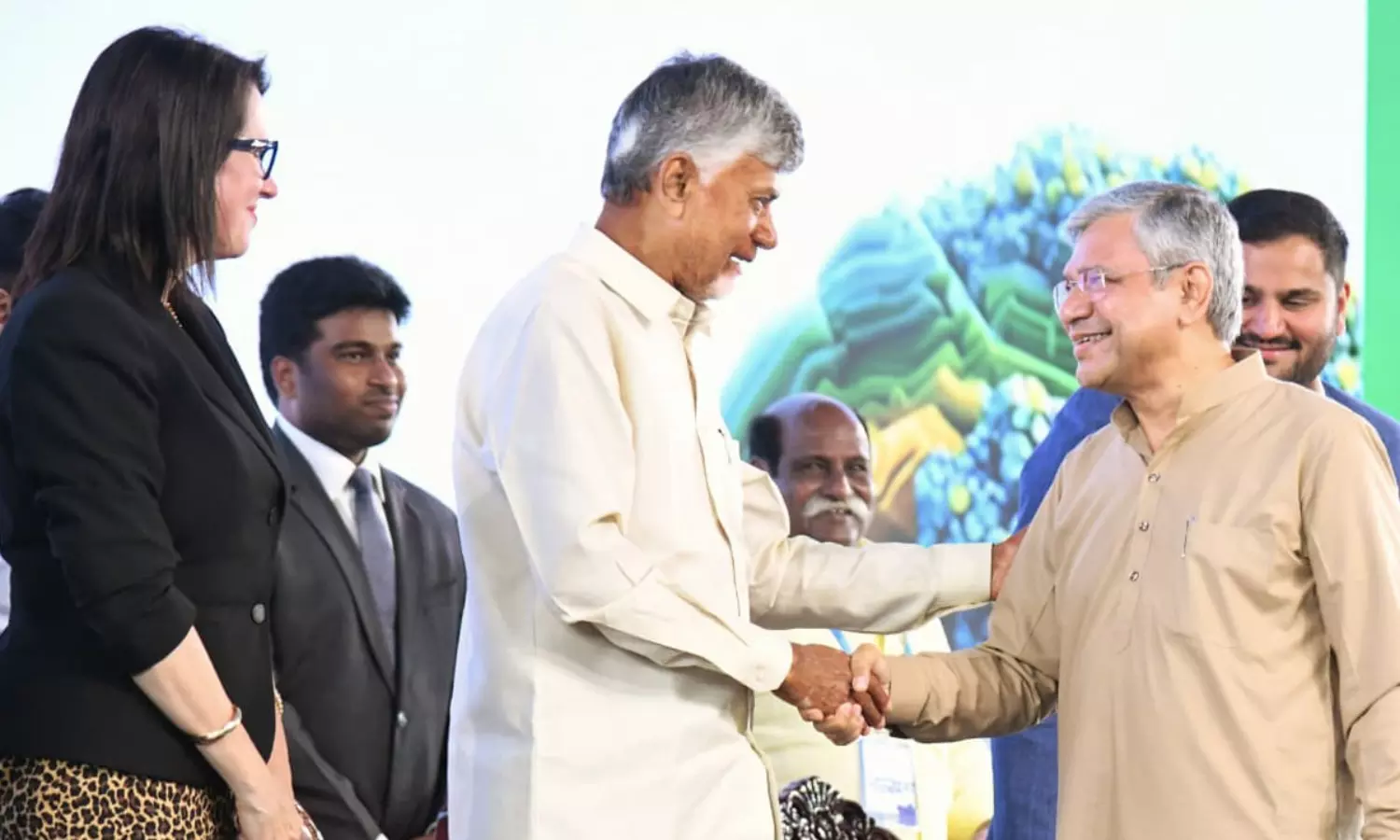 నాడు హైదరాబాద్‌ను.. నేడు విశాఖను.. ‘బాబు’ మార్చేస్తున్నారు