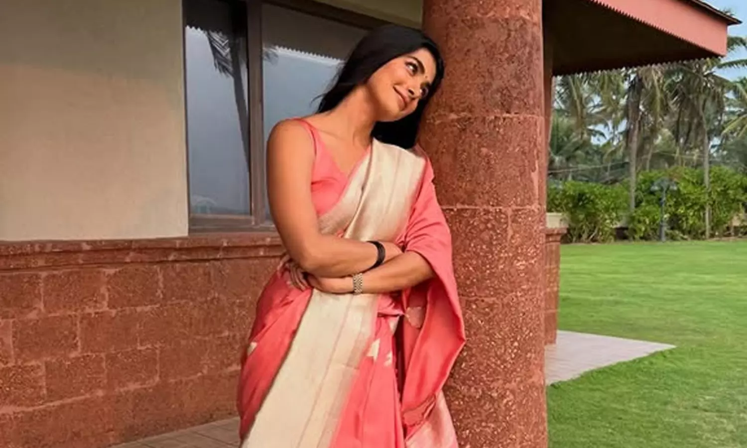 సరికొత్త లుక్కులో బుట్ట బొమ్మ.. కుర్రాళ్ళ గుండెల్లో గుబులు..