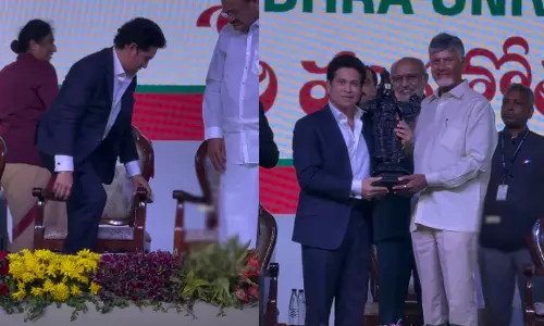 సచిన్ వినయం.. వెంకయ్య చమక్కు.. ఆంధ్రా యూనివర్సిటీ శతాబ్ది వేడుకల్లో అపురూప దృశ్యాలు!
