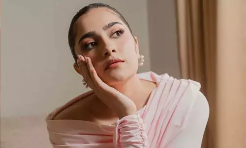 పింక్ డ్రెస్ లో సెగలు పుట్టిస్తున్న కన్నడ కస్తూరి రుక్మిణి వసంత్