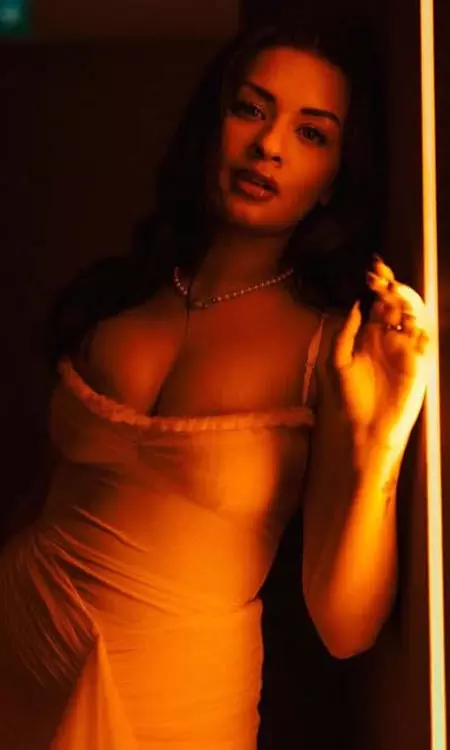 Avneet Kaur Glows in Golden Glam Moment