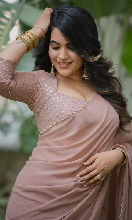 Sravanthi Chokarapu Radiates Grace in Pastel Saree