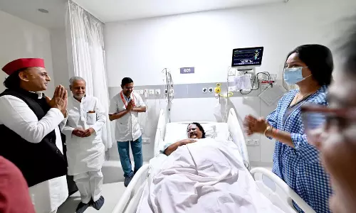 తన దిష్టిబొమ్మ దహనం చేసి గాయాలపాలైన బాధితురాలిని పరామర్శించిన ఎస్పీ చీఫ్..