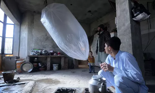 పాకిస్తానీల కష్టాలు.. బెలూన్స్‌లో వంట గ్యాస్‌