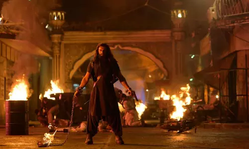 గ్రాఫిక్స్ వ‌ద్దు రియాలిటీ ముద్దు.. `దురంధ‌ర్ 2` క్లైమాక్స్ కోసం 500లీట‌ర్ల‌ పెట్రోల్