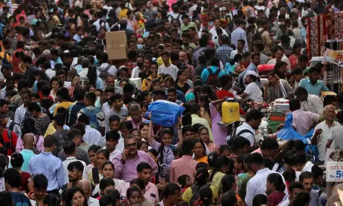 రిపోర్టు: తాజాగా దేశ జనాభా 142.5 కోట్లు