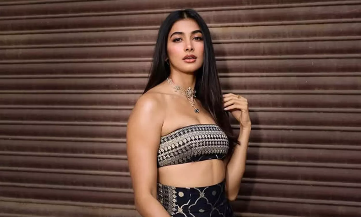 స్టన్నింగ్ లుక్ లో సెల్ఫీ ఫోజులతో ఆకట్టుకుంటున్న బుట్ట బొమ్మ!