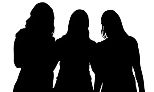 ముగ్గురు భామ‌ల మ‌ధ్య ట‌ఫ్ ఫైట్!