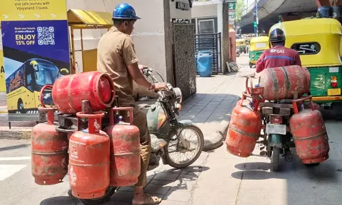 మోడీ సార్ మోత మోగించారు.. గ్యాస్ బండపై 1000 బాదుడు