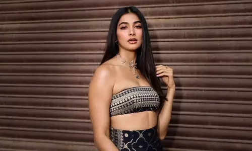 స్టన్నింగ్ లుక్ లో సెల్ఫీ ఫోజులతో ఆకట్టుకుంటున్న బుట్ట బొమ్మ!