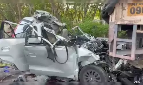 ఆగి ఉన్న లారీని ఢీ కొన్న కారుతో ఆరు ప్రాణాలు బలి