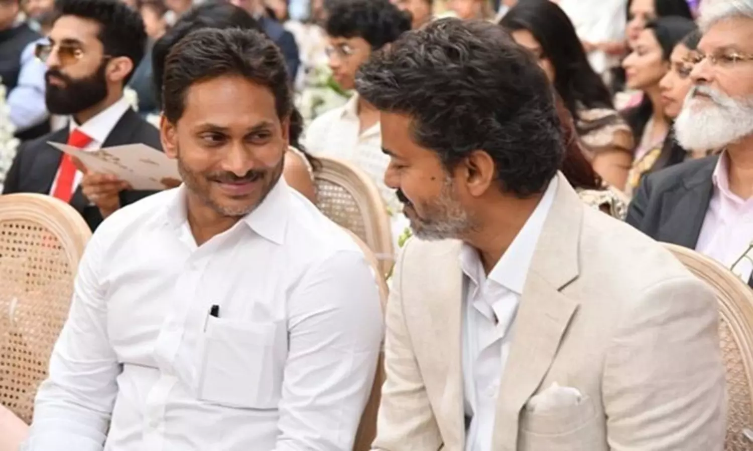 తమిళనాడులో విజయ్‌ పతాకం.. జగన్ చిరునవ్వు వెనుక ఉన్న భారీ రాజకీయ సంకేతాలు!