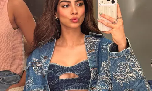 Khushi Kapoor Shines in Glam Selfie, Radiates Effortless Elegance