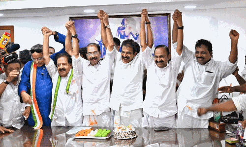 హ‌మ్మ‌య్య కేర‌ళ కాపాడింది: కాంగ్రెస్