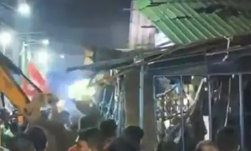 బెంగాల్‌లో బుల్డోజర్ సెగలు: కోల్‌కతా న్యూ మార్కెట్‌లో టీఎంసీ ఆఫీసు నేలమట్టం!