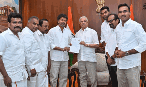 మీకు మెజార్టీ లేదుగా.. టీవీకే విజయ్ కు షాకిచ్చిన గవర్నర్