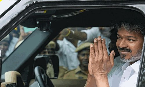 విజయ్ కాన్వాయ్ రద్దు...డీఎంకే అన్నా డీఎంకే జట్టు ?