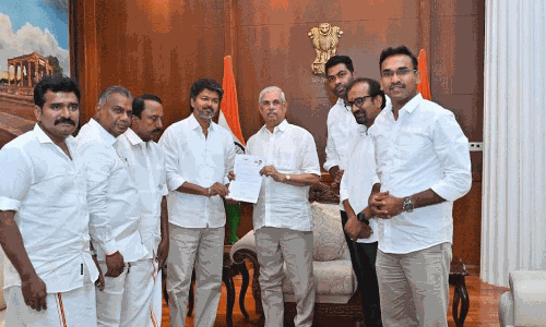 మెజారిటీపై గవర్నర్ సందేహాలు.. విజయ్‌కు కీలక ప్రశ్నలు! ఏం జరుగనుంది?