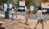 మణుగూరులో మందుబాబు వీరంగం.. : తనిఖీ చేస్తున్న పోలీసులపై కత్తితో దాడికి యత్నం!