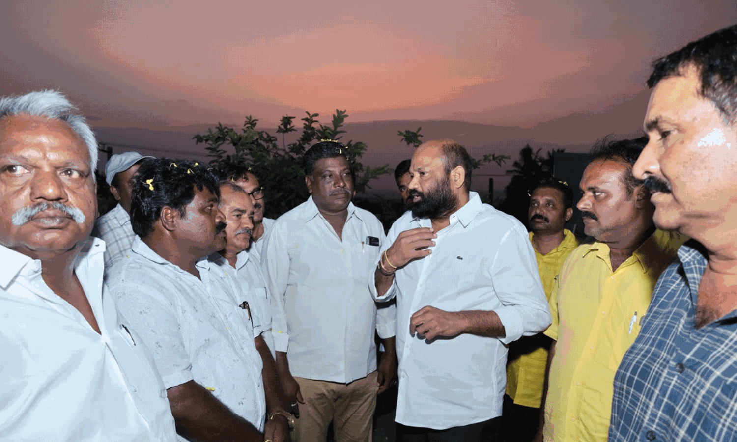 మాస్‌+క్లాస్‌.. యార్ల‌గ‌డ్డ వెంక‌ట్రావు స్ట‌యిలే వేర‌యా.. !