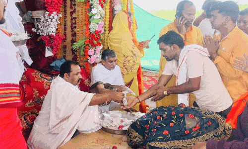నగదునే ప్రసాదంగా ఇచ్చే వింత ఆలయం.. ఎక్కడ ఉందంటే..?